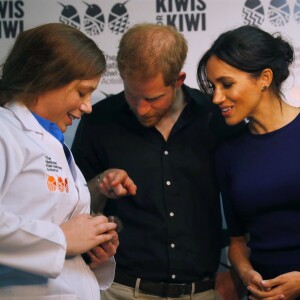 Le prince Harry, duc de Sussex, Meghan Markle, duchesse de Sussex (enceinte) lors de la visite d'un élevage de kiwis à Rainbow Springs , Rotorua en Nouvelle Zélande le 31 octobre 2018.