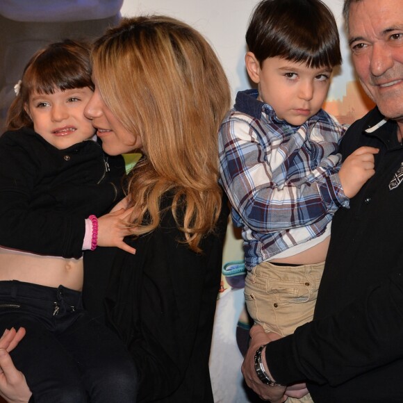 Jean-Marie Bigard avec sa femme Lola Marois et leurs enfants Jules et Bella à l'avant-première du film "Sahara" à l'UGC Ciné Cité Bercy à Paris, le 29 janvier 2017. © Ramsamy Veeren/Bestimage