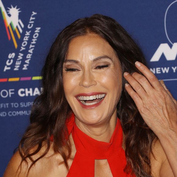 Teri Hatcher en robe sexy et... chaussures de running lors de la Nuit des Champions caritative de l'association New York Road Runners à New York le 2 novembre 2018, deux jours avant de courir le marathon de New York.