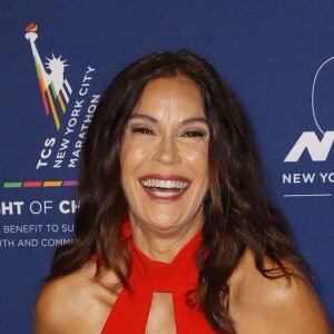 Teri Hatcher en robe sexy et... chaussures de running lors de la Nuit des Champions caritative de l'association New York Road Runners à New York le 2 novembre 2018, deux jours avant de courir le marathon de New York.
