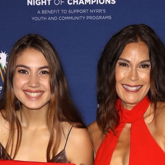 Teri Hatcher en robe sexy et... chaussures de running avec sa fille Emerson Tenney lors de la Nuit des Champions caritative de l'association New York Road Runners à New York le 2 novembre 2018, deux jours avant de courir le marathon de New York.