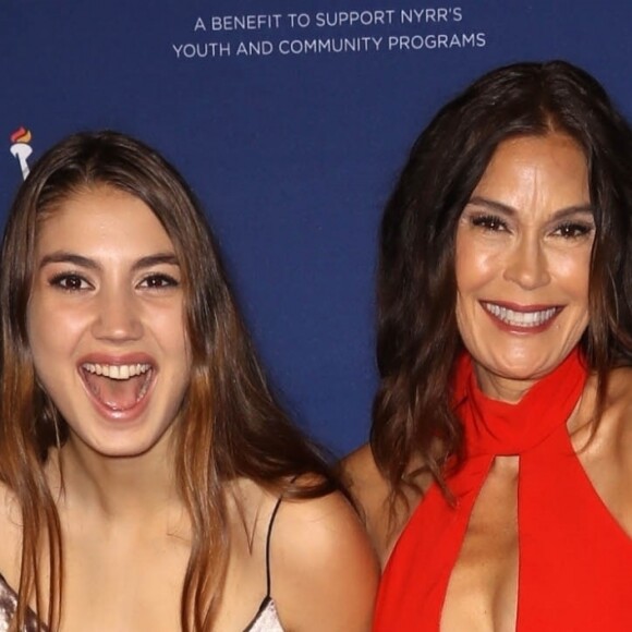Teri Hatcher en robe sexy et... chaussures de running avec sa fille Emerson Tenney lors de la Nuit des Champions caritative de l'association New York Road Runners à New York le 2 novembre 2018, deux jours avant de courir le marathon de New York.