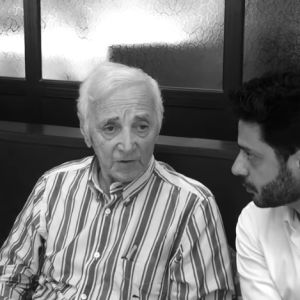 Grégory Bakian et Charles Aznavour lors d'une de leurs rencontres. Le jeune chanteur a composé Maître chanteur en hommage à son idole, une chanson proposée en téléchargement légal en octobre 2018 suite à la mort de l'icône.