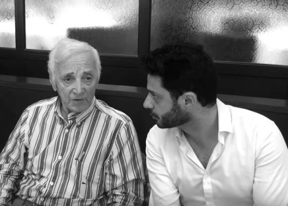 Grégory Bakian et Charles Aznavour lors d'une de leurs rencontres. Le jeune chanteur a composé Maître chanteur en hommage à son idole, une chanson proposée en téléchargement légal en octobre 2018 suite à la mort de l'icône.