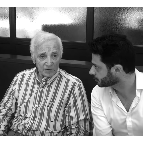 Grégory Bakian et Charles Aznavour lors d'une de leurs rencontres. Le jeune chanteur a composé Maître chanteur en hommage à son idole, une chanson proposée en téléchargement légal en octobre 2018 suite à la mort de l'icône.