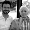 Grégory Bakian et Charles Aznavour lors d'une de leurs rencontres. Le jeune chanteur a composé Maître chanteur en hommage à son idole, une chanson proposée en téléchargement légal en octobre 2018 suite à la mort de l'icône.