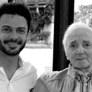 Grégory Bakian et Charles Aznavour lors d'une de leurs rencontres. Le jeune chanteur a composé Maître chanteur en hommage à son idole, une chanson proposée en téléchargement légal en octobre 2018 suite à la mort de l'icône.