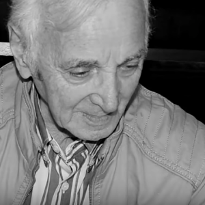 Grégory Bakian et Charles Aznavour lors d'une de leurs rencontres. Le jeune chanteur a composé Maître chanteur en hommage à son idole, une chanson proposée en téléchargement légal en octobre 2018 suite à la mort de l'icône.