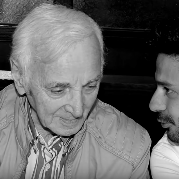 Grégory Bakian et Charles Aznavour lors d'une de leurs rencontres. Le jeune chanteur a composé Maître chanteur en hommage à son idole, une chanson proposée en téléchargement légal en octobre 2018 suite à la mort de l'icône.