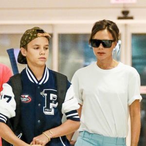 Victoria Beckham et son fils Romeo arrivent à l'aéroport de JFK à New York pour prendre l'avion. Le 30 août 2017