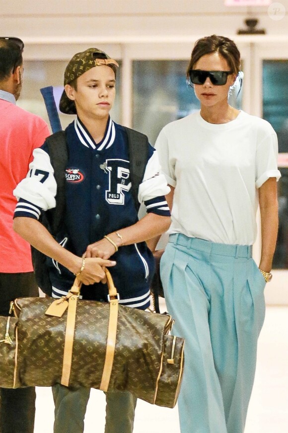 Victoria Beckham et son fils Romeo arrivent à l'aéroport de JFK à New York pour prendre l'avion. Le 30 août 2017