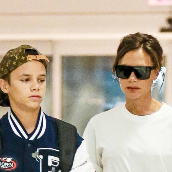 Victoria Beckham et son fils Romeo arrivent à l'aéroport de JFK à New York pour prendre l'avion. Le 30 août 2017