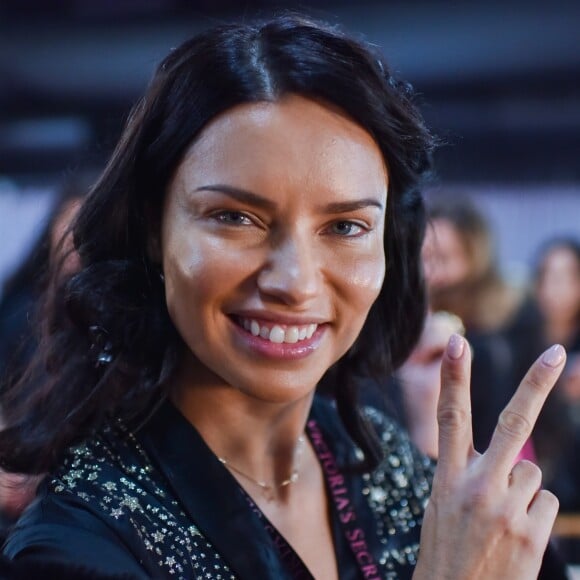 Adriana Lima - Coulisses du défilé Victoria's Secret 2018 à New York le 8 novembre 2018