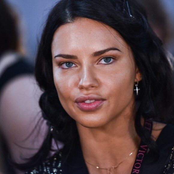 Adriana Lima - Coulisses du défilé Victoria's Secret 2018 à New York le 8 novembre 2018