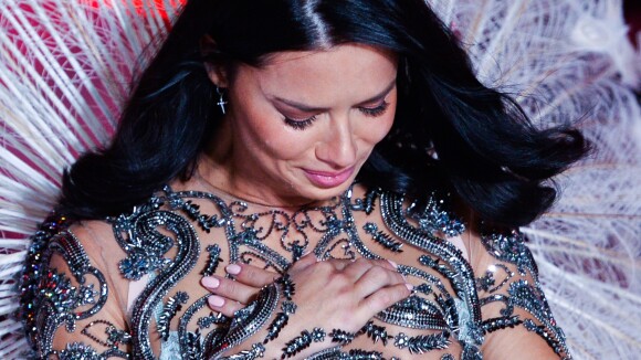 Adriana Lima : En larmes pour son dernier défilé Victoria's Secret