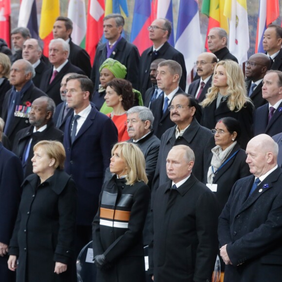 Le président des Etats-Unis Donald Trump, sa femme Melania, la chancelière allemande Angela Merkel, la première dame Brigitte Macron, le président de la Russie Vladimir Poutine - Cérémonie internationale du centenaire de l'armistice du 11 novembre 1918 à l'Arc de Triomphe à Paris le 11 novembre 2018.  PARIS, FRANCE - NOVEMBER 11, 2018: Australia's Governor General Peter Cosgrove, Russia's President Vladmir Putin, France's first lady Brigitte Macron, Germany's Chancellor Angela Merkel, US President Donald Trump with wife Melania (R-L front) attend a ceremony to celebrate the 100th anniversary of the end of the First World War at the Triumphal Arch on the Elysian Fields in Paris.11/11/2018 - Paris