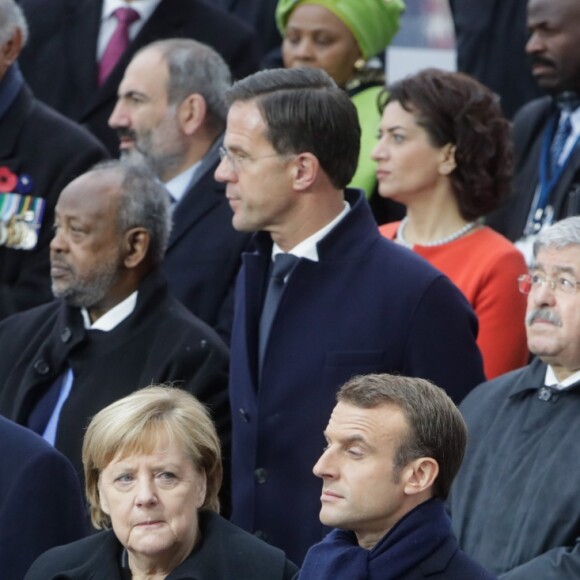 Le président Donald Trump, sa femme Melania, la chancelière allemande Angela Merkel, le président Emmanuel Macron, la première dame Brigitte Macron - Cérémonie internationale du centenaire de l'armistice du 11 novembre 1918 à l'Arc de Triomphe à Paris le 11 novembre 2018.  PARIS, FRANCE - NOVEMBER 11, 2018: Melania Trump with husband US President Donald Trump, Germany's Chancellor Angela Merkel, France's President Emmanuel Macron with wife Brigitte (L-R front) ahead of a ceremony to celebrate the 100th anniversary of the end of the First World War at the Triumphal Arch on the Elysian Fields in Paris.11/11/2018 - Paris