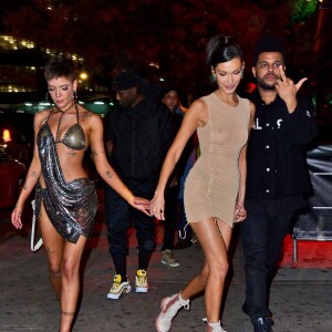 Bella Hadid, son chéri The Weeknd et la chanteuse Halsey arrivent à l'afterparty du défilé Victoria's Secret à l'Avenue à New York le 8 novembre 2018.