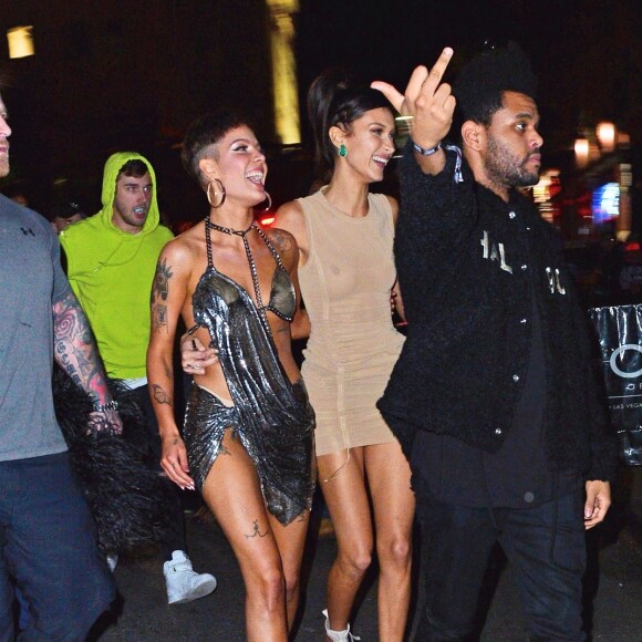 Bella Hadid, son chéri The Weeknd et la chanteuse Halsey arrivent à l'afterparty du défilé Victoria's Secret à l'Avenue à New York le 8 novembre 2018.