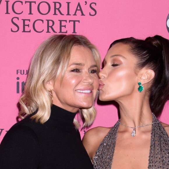 Bella Hadid et sa mère Yolanda Hadid assistent à l'after-party du défilé Victoria's Secret à New York, le 8 novembre 2018.