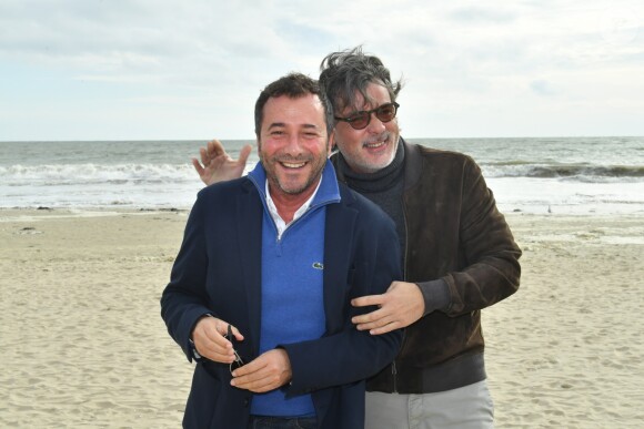 Exclusif - Christophe Barratier et Bernard Montiel posent sur la plage lors du 5ème festival du cinéma et musique de film de la Baule le 4 novembre 2018. © Rachid Bellak/Bestimage