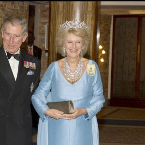 Le duc d'Edimbourg, la reine Elizabeth II, le prince Charles et la duchesse Camilla à Kampala en Ouganda en 2007 lors d'un dîner des chefs des gouvernements du Commonwealth.