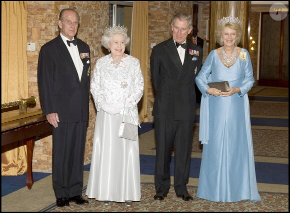 Le duc d'Edimbourg, la reine Elizabeth II, le prince Charles et la duchesse Camilla à Kampala en Ouganda en 2007 lors d'un dîner des chefs des gouvernements du Commonwealth.