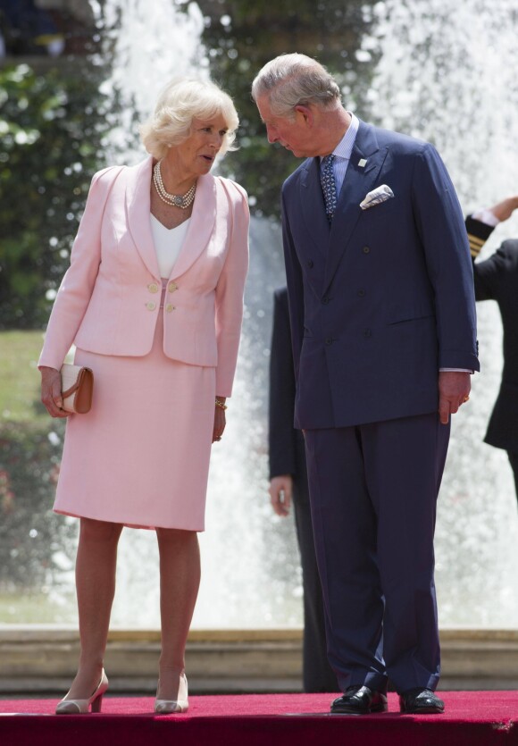 Le prince Charles et Camilla Parker Bowles, duchesse de Cornouailles, lors de leur visite officielle à Bogota, le 29 octobre 2014.