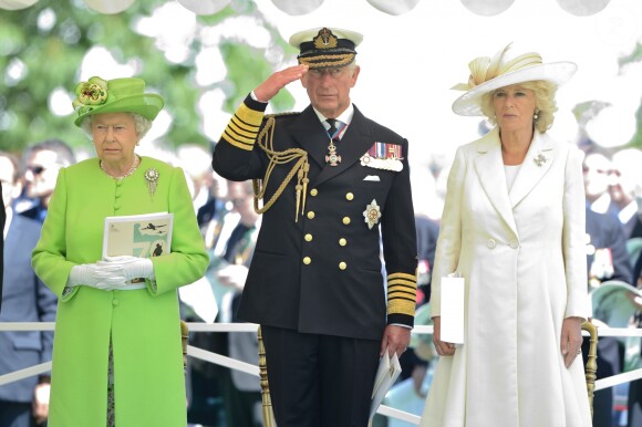 La reine Elizabeth II, le prince Charles et Camilla Parker Bowles, duchesse de Cornouailles, lors de la cérémonie de commémoration du 70e anniversaire du débarquement sur les plages de Normandie lors de la Seconde Guerre mondiale, au cimetière de Bayeux le 6 juin 2014