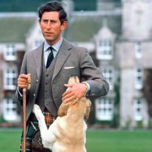 Le prince Charles et son chien à Balmoral en Ecosse en 1978, photo d'archives.