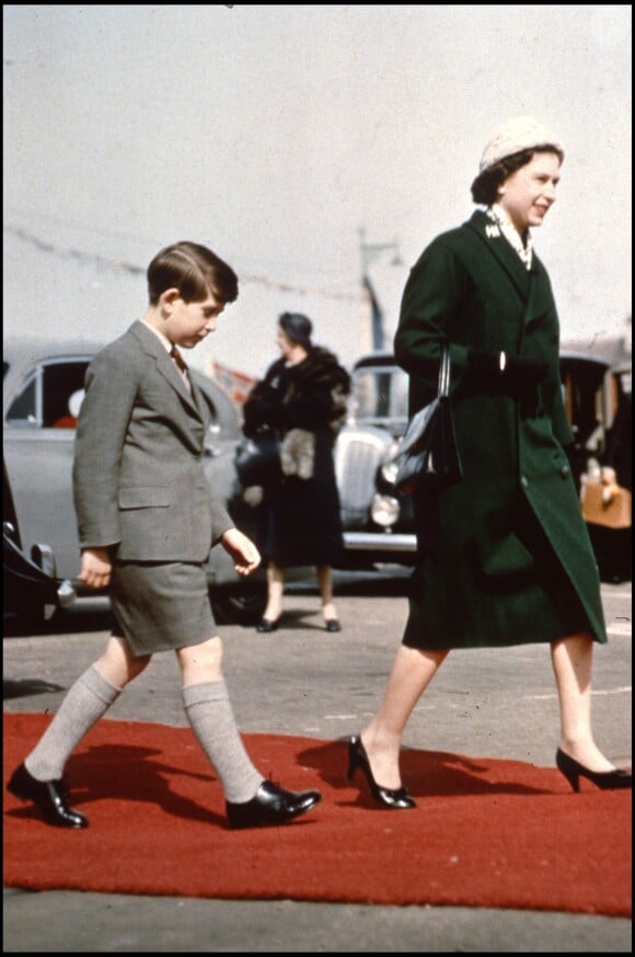 Le prince Charles et la reine Elizabeth II vers 1960, photo d'archives.