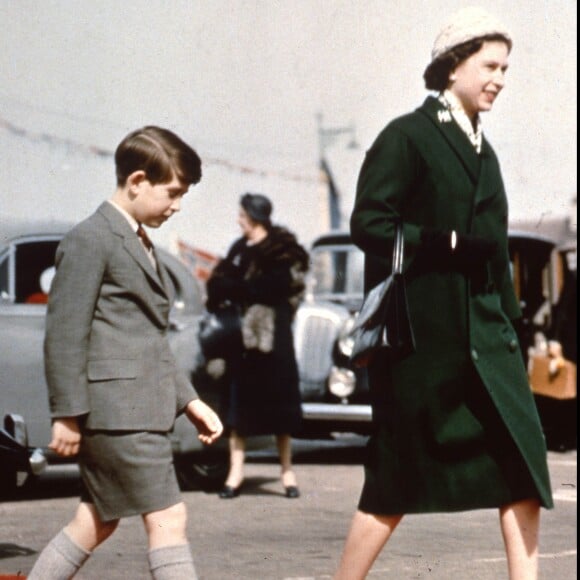 Le prince Charles et la reine Elizabeth II vers 1960, photo d'archives.