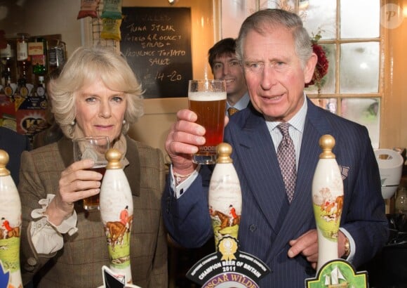 Le prince Charles et Camilla Parker Bowles, duchesse de Cornouailles, dégustant une pinte de bière dans un pub à Purleigh le 29 janvier 2014.