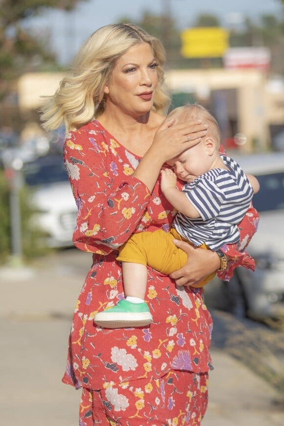 Exclusif - Tori Spelling quitte le salon de beauté The Beauty Can avec son fils Beau à Woodland Hills, Los Angeles le 22 septembre 2018.