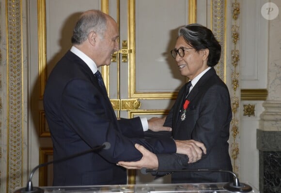 Laurent Fabius et Kenzo Takada - Cérémonie de remise des insignes de Chevalier de la Légion d'Honneur à Kenzo Takada par Laurent Fabius (président du Conseil constitutionnel) au Conseil constitutionnel à Paris, le 2 juin 2016. © Coadic Guirec/Bestimage