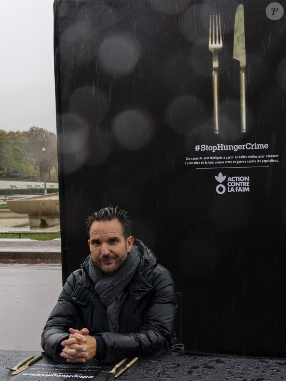 Action contre la Faim dénonce l'utilisation de la faim comme arme de guerre avec sa campagne internationale #StopHungerCrime avec l'ambassadeur de l'opération Christophe Michalak, sur la place du Trocadéro à Paris, France, le 12 novembre 2018. Action contre la Faim a dressé une immense table de 15m nappée de noir. Les passants seront conviés à s'assoir sur l'unique chaise posée face aux couverts (fabriqués à partir de douilles de balles, non utilisées et confisquées en zone de conflit) et découvrir l'origine de leurs histoires. © Pierre Perusseau/Bestimage