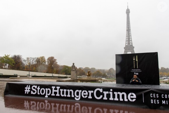 Action contre la Faim dénonce l'utilisation de la faim comme arme de guerre avec sa campagne internationale #StopHungerCrime avec l'ambassadeur de l'opération Christophe Michalak, sur la place du Trocadéro à Paris, France, le 12 novembre 2018. Action contre la Faim a dressé une immense table de 15m nappée de noir. Les passants seront conviés à s'assoir sur l'unique chaise posée face aux couverts (fabriqués à partir de douilles de balles, non utilisées et confisquées en zone de conflit) et découvrir l'origine de leurs histoires. © Pierre Perusseau/Bestimage
