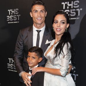 Cristiano Ronaldo (meilleur joueur), son fils Cristiano Jr et sa compagne Georgina Rodriguez enceinte - The Best FIFA Football Awards 2017 au London Palladium à Londres, le 23 octobre 2017. © Pierre Perusseau/Bestimage