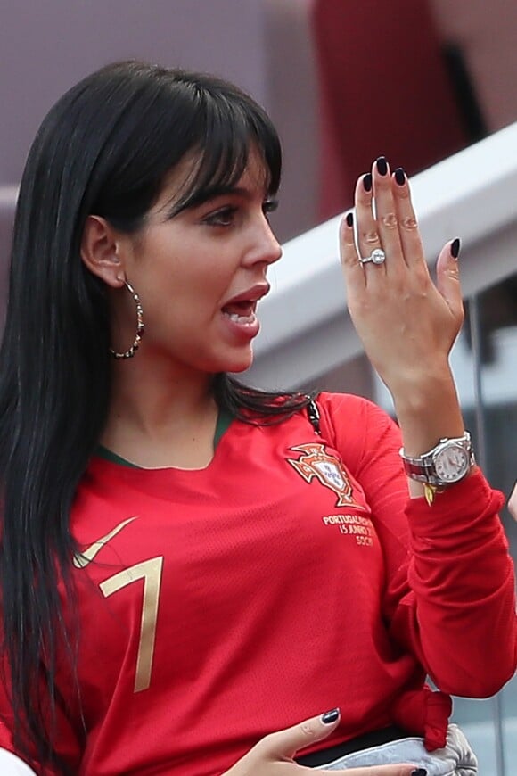 Exclusif - Georgina Rodriguez, la compagne de Cristiano Ronaldo montre sa bague avec un gros diamant à une amie dans les tribunes du match Portugal / Maroc lors du mondial 2018 en Russie à Moscou le 20 juin 2018. Elle la porte à l'annulaire gauche, comme une bague de fiançailles. © Cyril Moreau / Bestimage