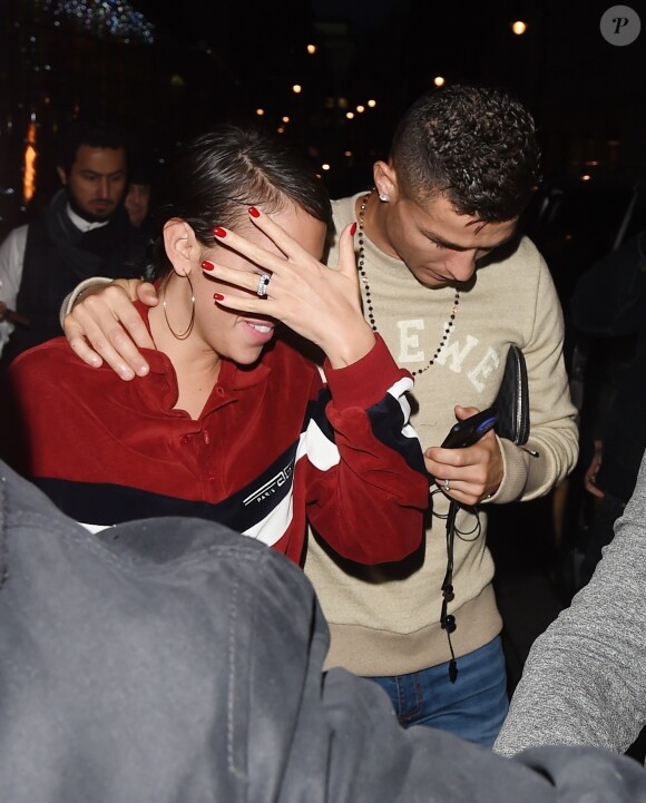 Cristiano Ronaldo avec sa compagne Georgina Rodriguez et son fils Cristiano Ronaldo Jr. quittent le restaurant Scotts à Londres le 12 novembre 2018.