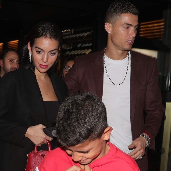 Cristiano Ronaldo, sa compagne Georgina Rodríguez et son fils Cristiano Ronaldo Jr. quittent le restaurant Zela à Londres le 13 novembre 2018.