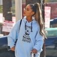 Exclusif - La chanteuse Ariana Grande se rend à dans un studio d'enregistrement avec son assistant à West Hollywood, Los Angeles, Californie, Etats-Unis, le 9 novembre 2018.
