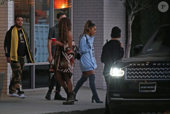 Exclusif - La chanteuse Ariana Grande à la sortie d'un studio d'enregistrement tard dans la nuit à West Hollywood, Los Angeles, Californie, Etats-Unis, le 10 novembre 2018.