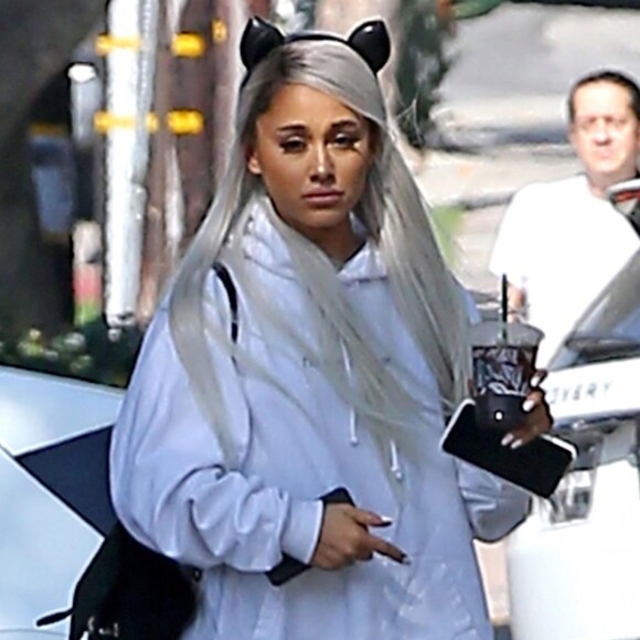 Exclusif - La chanteuse Ariana Grande, avec un serre-tête oreilles de chat, se rend à dans un studio d'enregistrement à West Hollywood, Los Angeles, Californie, Etats-Unis, le 8 novembre 2018.