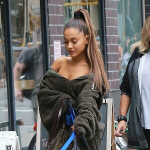 Exclusif - Ariana Grande se promène avec ses deux chiens à New York le 22 septembre 2018.