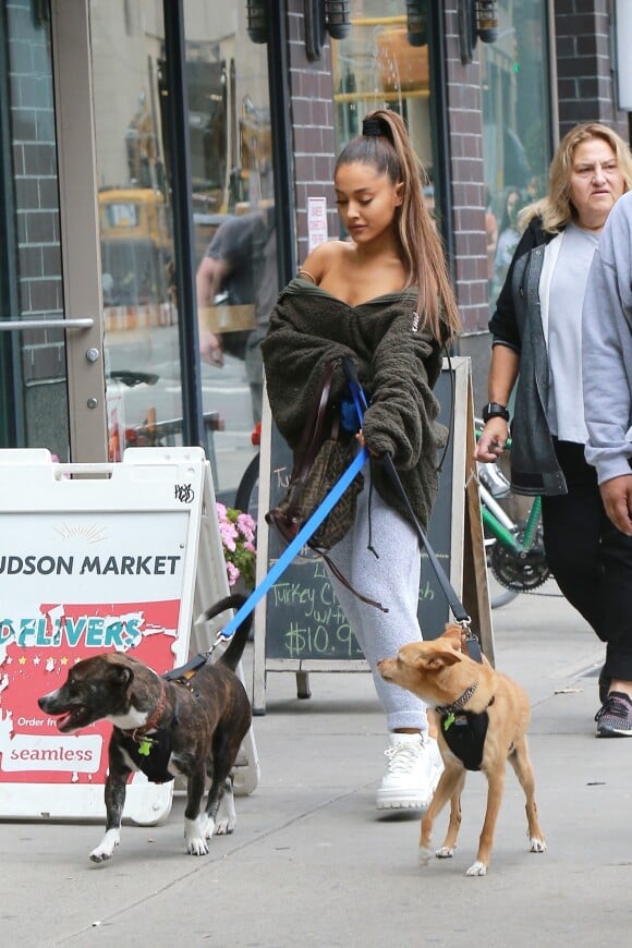 Exclusif - Ariana Grande se promène avec ses deux chiens à New York le 22 septembre 2018.