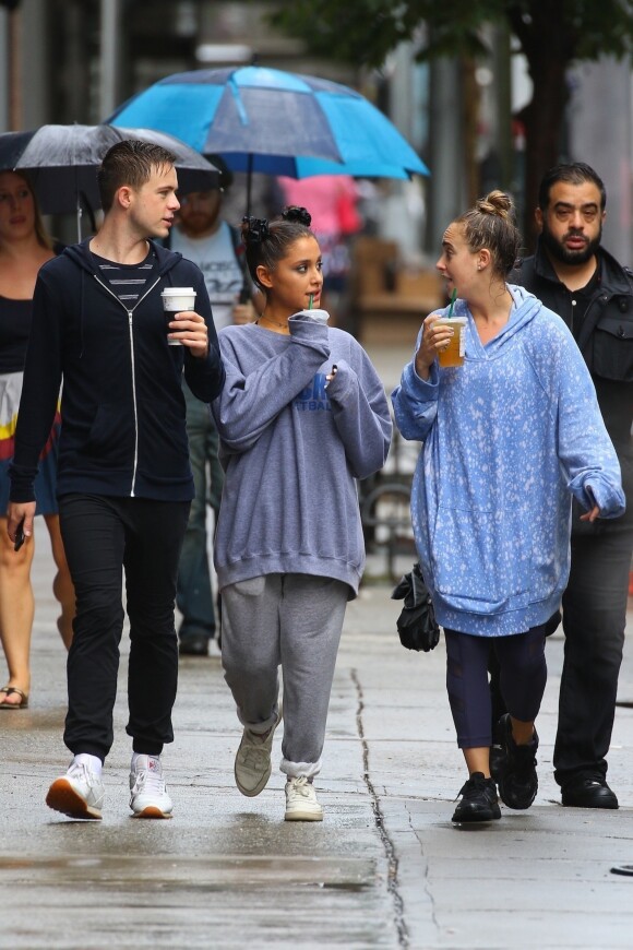 Arianna Grande se balade avec des amis sous la pluie à New York, le 18 septembre 2018