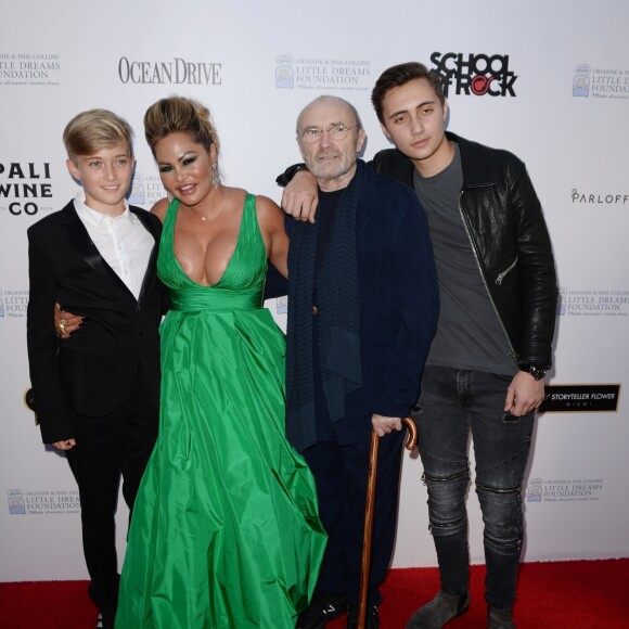 Phil Collins avec sa femme Orianne et ses fils Matthew et Nicholas au photocall de la soirée de gala "Dreaming on the Beach" à Miami, le 15 novembre 2018.