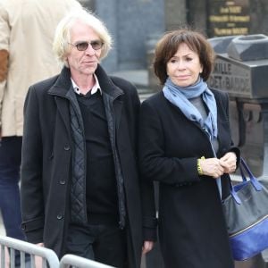 Danièle Évenou et son compagnon Jean-Pierre Baiesi lors des obsèques de Véronique Colucci au cimetière communal de Montrouge, le 12 avril 2018.