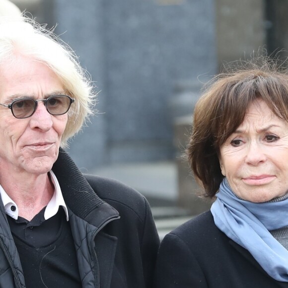 Danièle Évenou et son compagnon Jean-Pierre Baiesi lors des obsèques de Véronique Colucci au cimetière communal de Montrouge, le 12 avril 2018.